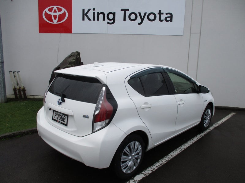 2017 Toyota Aqua S Hybrid image 5