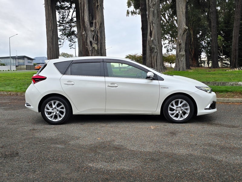 2017 Toyota Auris Hybrid image 2