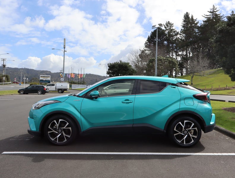 2017 Toyota C-HR 1.8 Hybrid G 5 Dr SUV CVT FWD image 4
