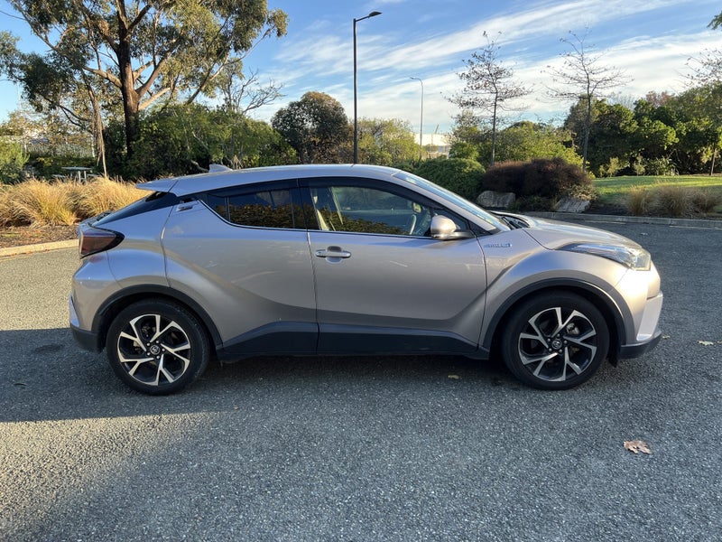 2017 Toyota C-HR 1.8 Hybrid G 5 Dr SUV CVT FWD image 4