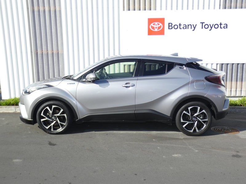 2017 Toyota C-HR 1.8 Hybrid G 5 Dr SUV CVT FWD... image 4
