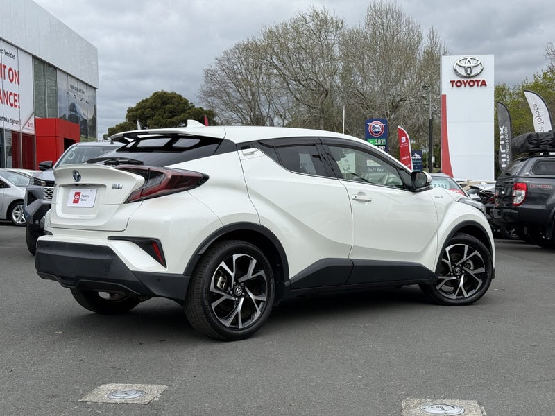 2017 Toyota C-HR 1.8 Hybrid G 5 Dr SUV CVT FWD... image 5