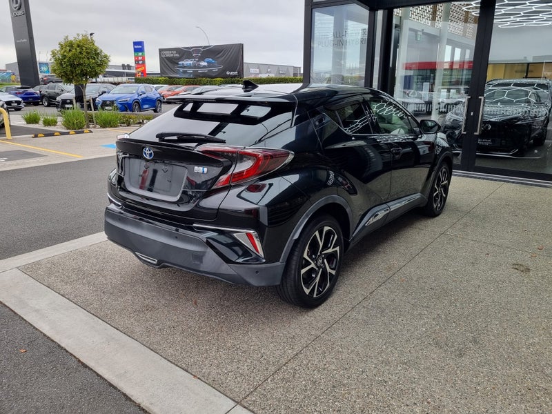2017 Toyota C-HR 1.8 Hybrid G 5 Dr SUV CVT FWD... image 4