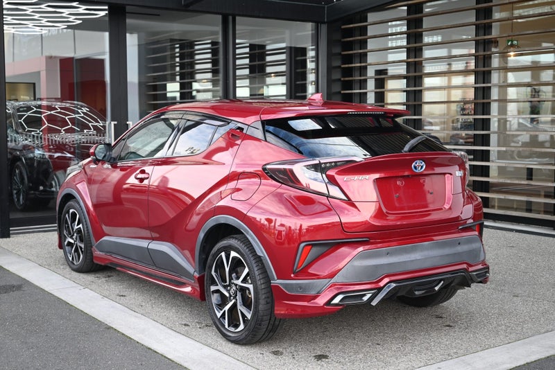 2017 Toyota C-HR 1.8 Hybrid G FWD SUV image 4