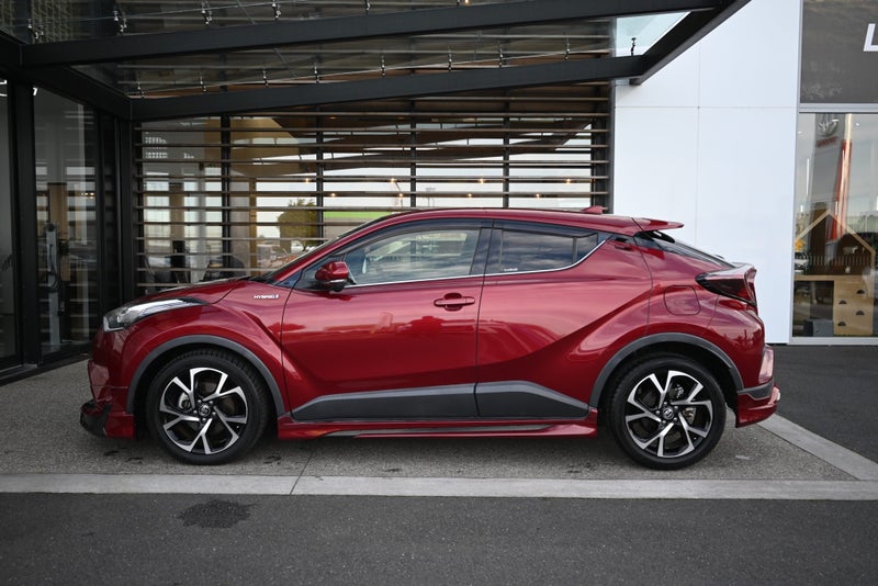 2017 Toyota C-HR 1.8 Hybrid G FWD SUV image 5