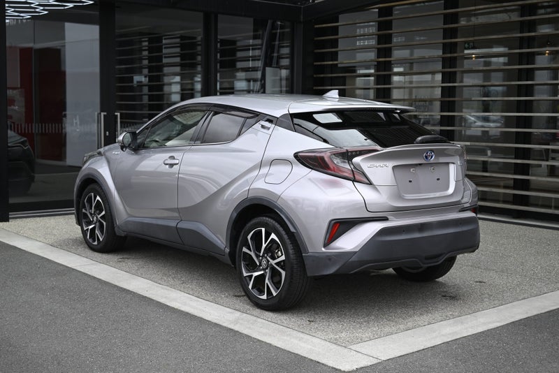 2017 Toyota C-HR 1.8 Hybrid G FWD SUV image 2