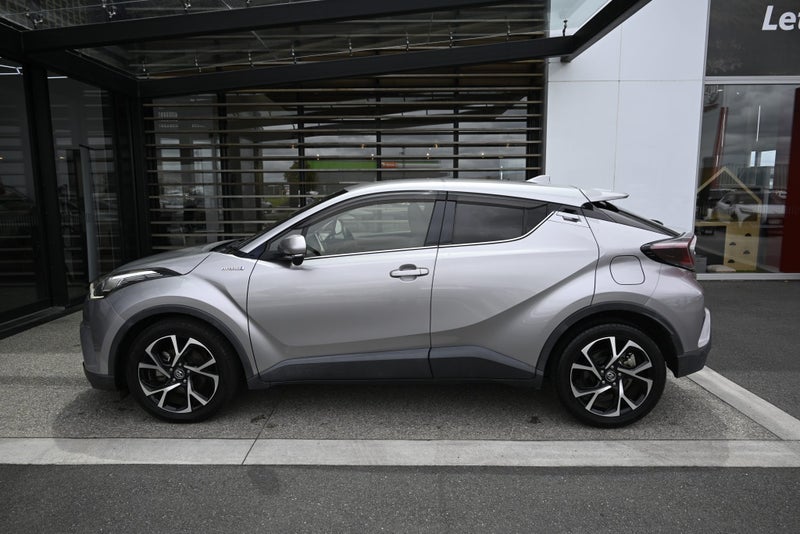 2017 Toyota C-HR 1.8 Hybrid G FWD SUV image 3