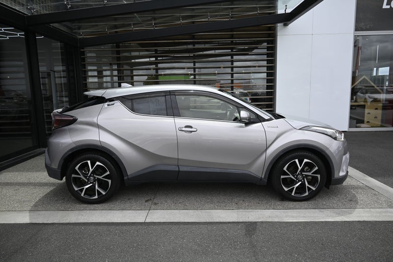 2017 Toyota C-HR 1.8 Hybrid G FWD SUV image 5