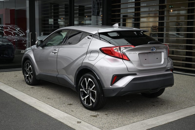 2017 Toyota C-HR 1.8 Hybrid G FWD SUV image 4