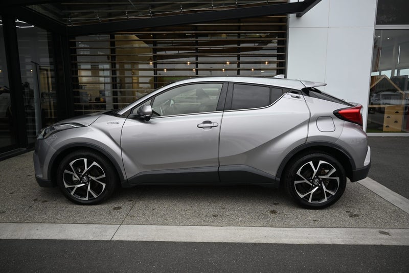 2017 Toyota C-HR 1.8 Hybrid G FWD SUV image 5