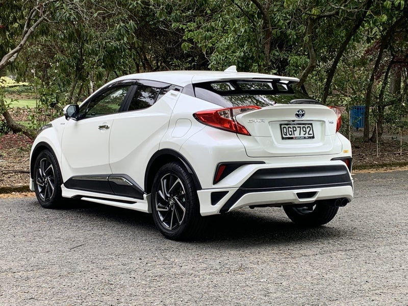 2017 Toyota C-HR 1.8 Hybrid S 5 Dr CVT image 4