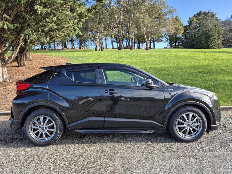 2017 Toyota C-HR 1.8 Hybrid S 5 Dr SUV CVT FWD image 5