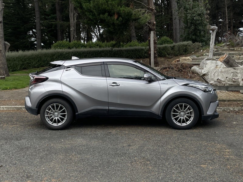 2017 Toyota C-HR G LED Edition Hybrid image 3