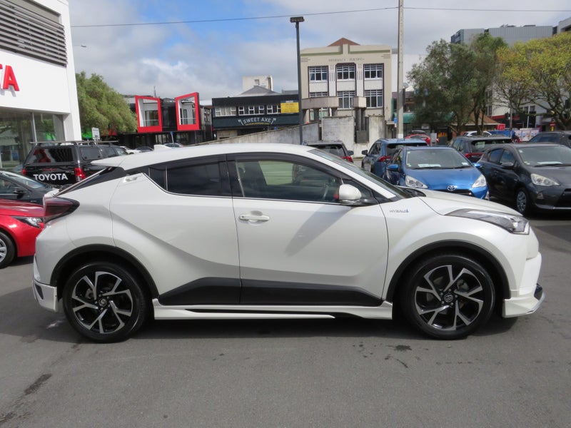 2017 Toyota C-HR Hybrid image 3