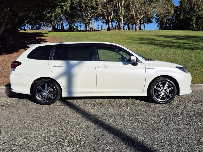 2017 Toyota Corolla Fielder 1.5 Hybrid G WxB 5... image 4