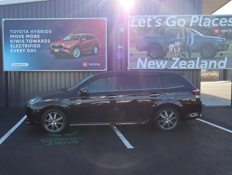 2017 Toyota Corolla Fielder 1.5 Hybrid G WxB 5... image 5
