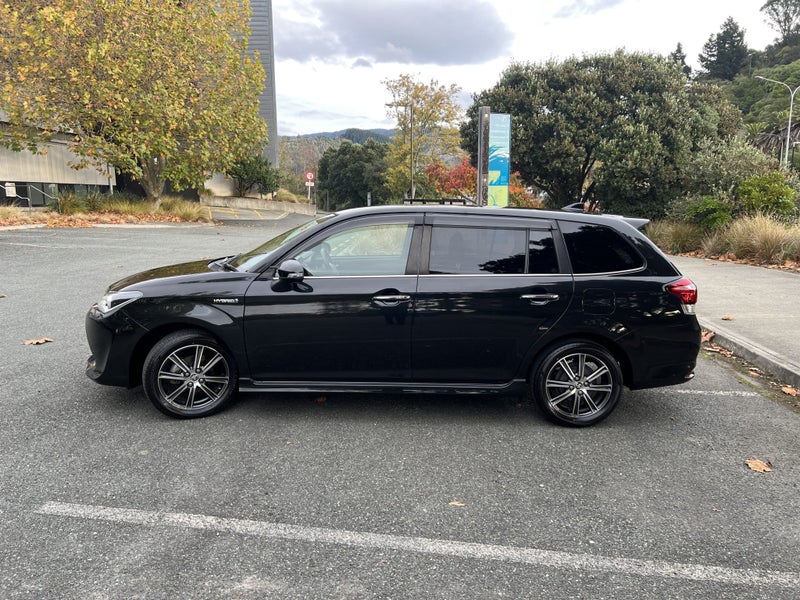 2017 Toyota Corolla Fielder 1.5 Hybrid Wagon image 4