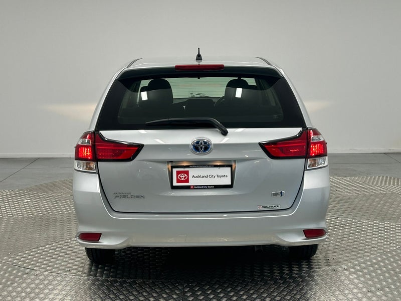 2017 Toyota Corolla Fielder 1.5 Hybrid Wagon image 4
