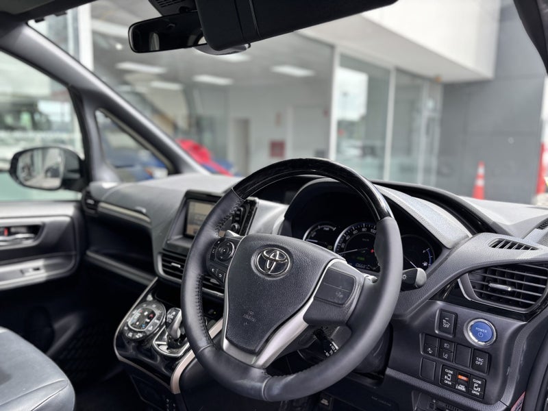 2017 Toyota Esquire Hybrid image 2