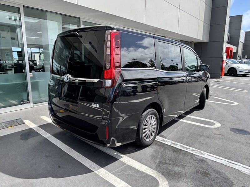 2017 Toyota Esquire Hybrid image 3