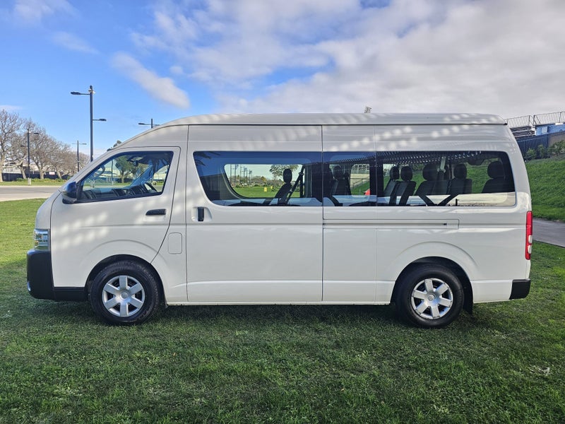 2017 Toyota Hiace MINIBUS RWD 3.0TD Automatic V... image 4