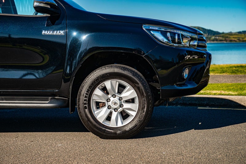 2017 Toyota Hilux 2WD SR5 2.8DT DOUBLE CAB image 3