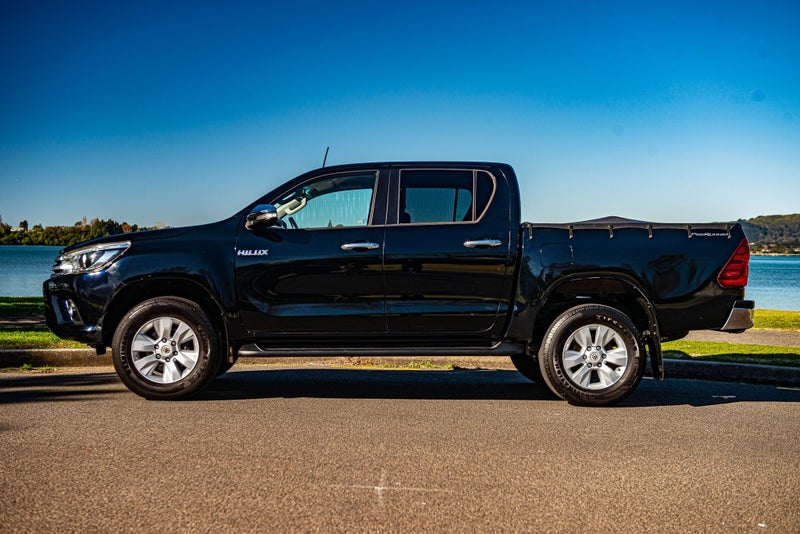 2017 Toyota Hilux 2WD SR5 2.8DT DOUBLE CAB image 5