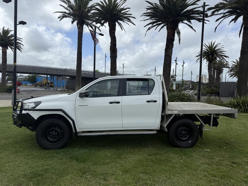 2017 Toyota Hilux 4WD SR 2.8DT 4WD Manual Doubl... image 4