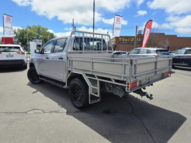 2017 Toyota Hilux 4WD SR 2.8DT DOUBLE CAB CHASS... image 2