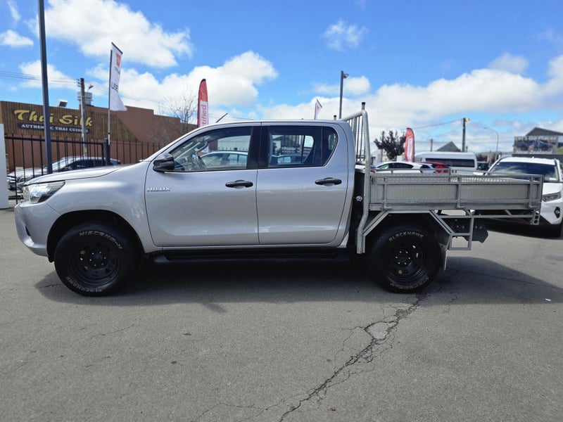 2017 Toyota Hilux 4WD SR 2.8DT DOUBLE CAB CHASS... image 4