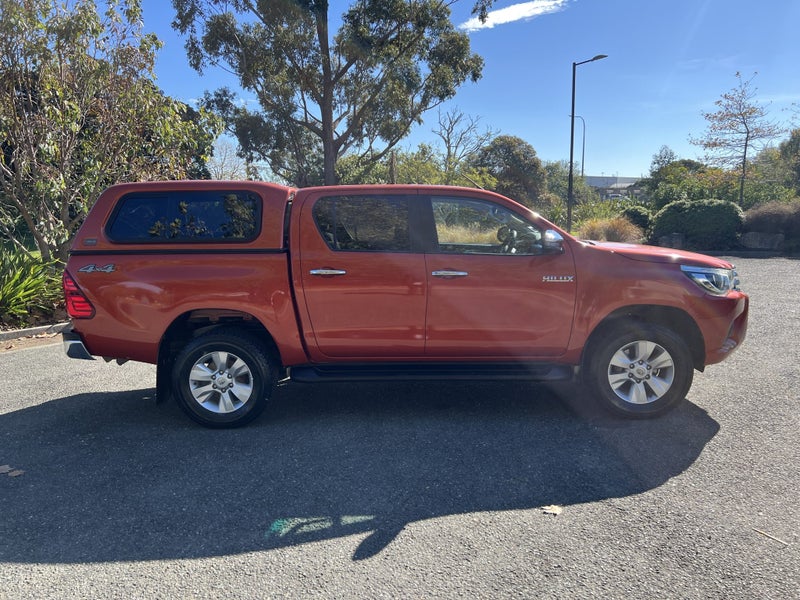 2017 Toyota Hilux 4WD SR5 2.8DT image 3