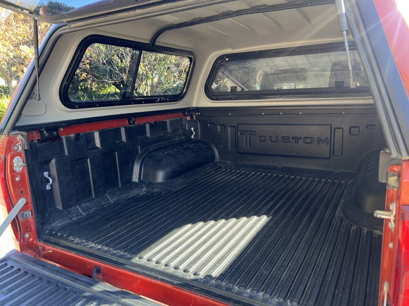 2017 Toyota Hilux 4WD SR5 2.8DT image 5