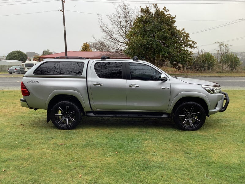 2017 Toyota Hilux 4WD SR5 2.8DT Double Cab image 4