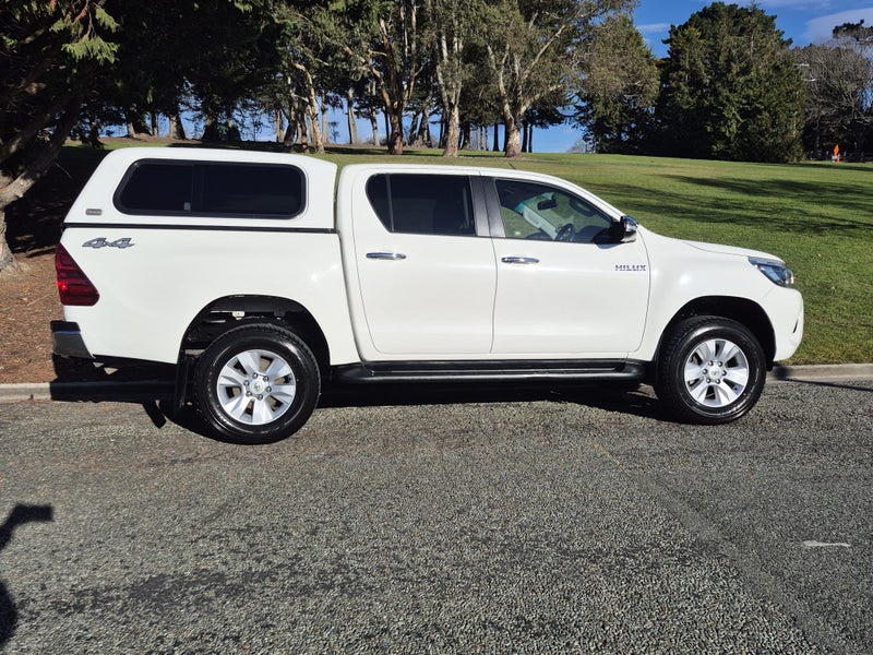 2017 Toyota Hilux 4WD SR5 2.8DT DOUBLE CAB UTE/... image 4