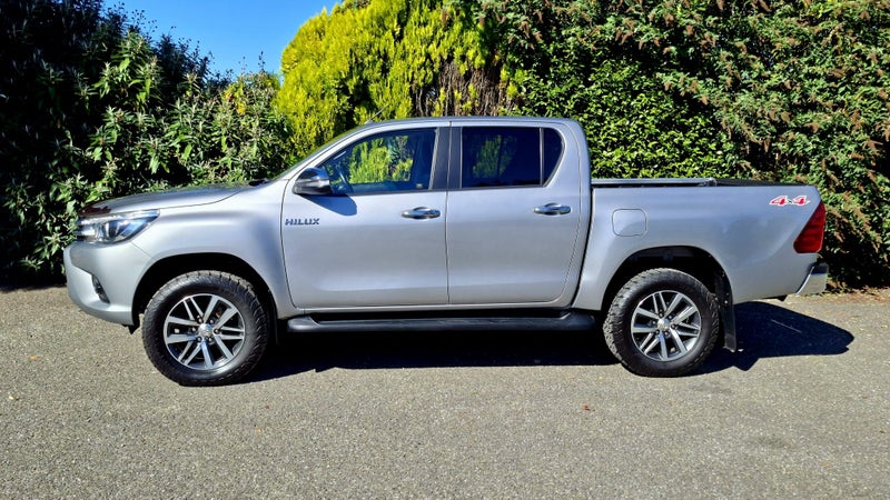 2017 Toyota Hilux 4WD SR5 LIMITED 2.8DT DOUBLE... image 4