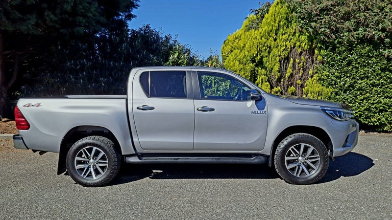 2017 Toyota Hilux 4WD SR5 LIMITED 2.8DT DOUBLE... image 5