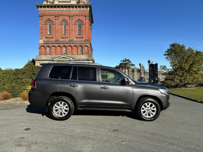 2017 Toyota Land Cruiser 200 VX image 2