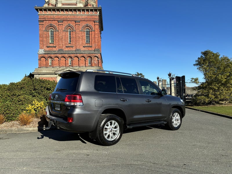 2017 Toyota Land Cruiser 200 VX image 3