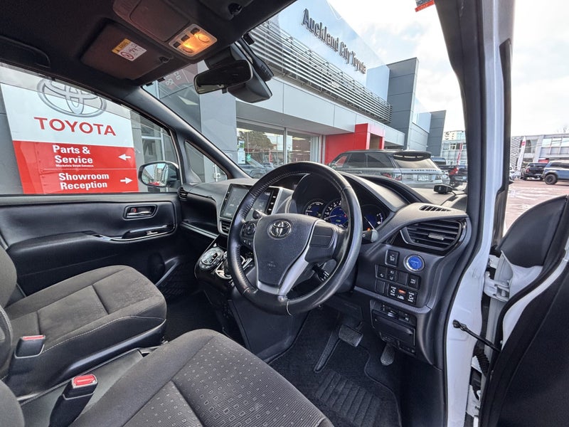 2017 Toyota Noah 1.8 Hybrid G 5 2WD 5 Dr Wagon CVT image 2
