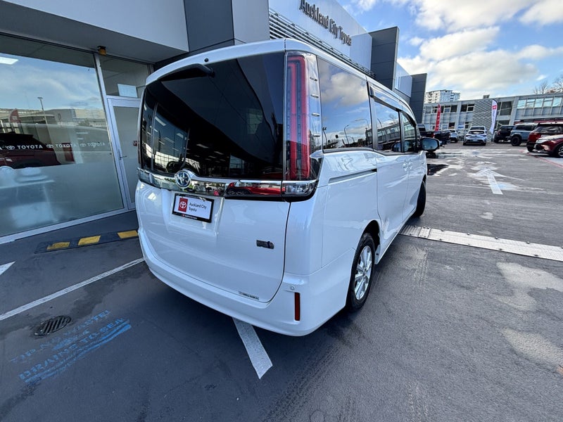 2017 Toyota Noah 1.8 Hybrid G 5 2WD 5 Dr Wagon CVT image 3
