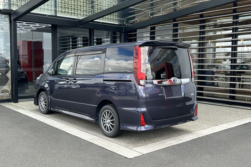 2017 Toyota Noah 1.8 Hybrid Si FWD SUV image 2