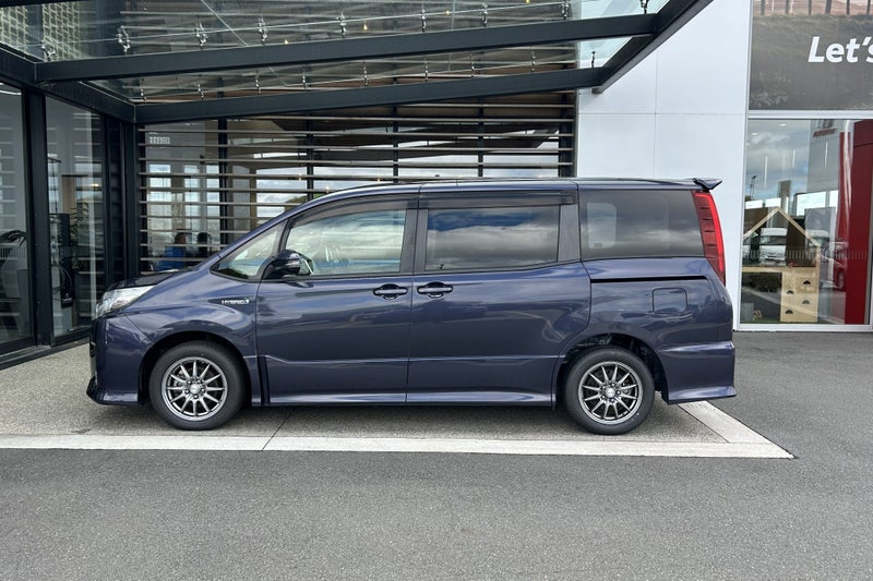2017 Toyota Noah 1.8 Hybrid Si FWD SUV image 3