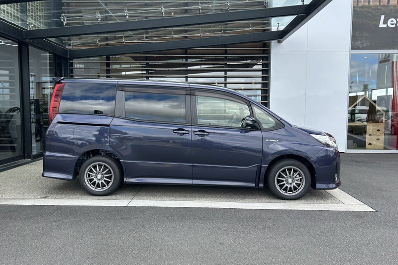2017 Toyota Noah 1.8 Hybrid Si FWD SUV image 5