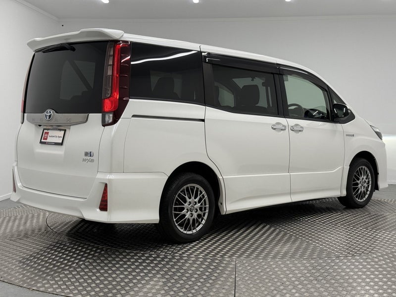 2017 Toyota Noah 1.8 Hybrid Si WxB image 3