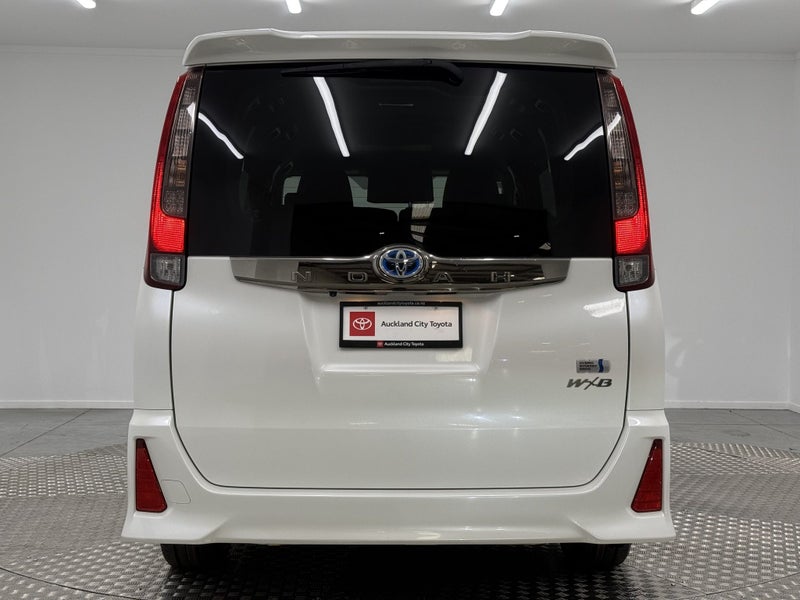 2017 Toyota Noah 1.8 Hybrid Si WxB image 4