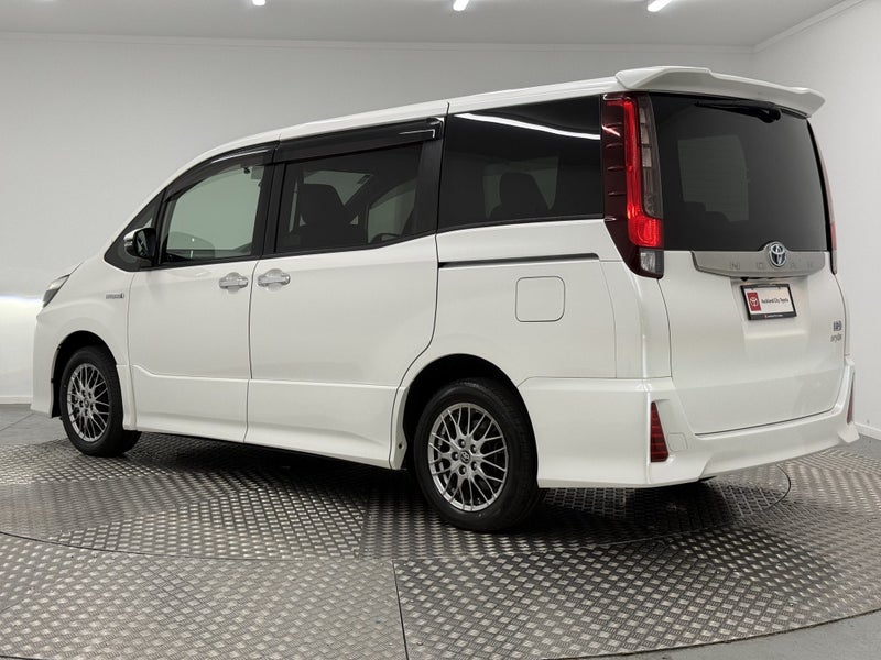 2017 Toyota Noah 1.8 Hybrid Si WxB image 5