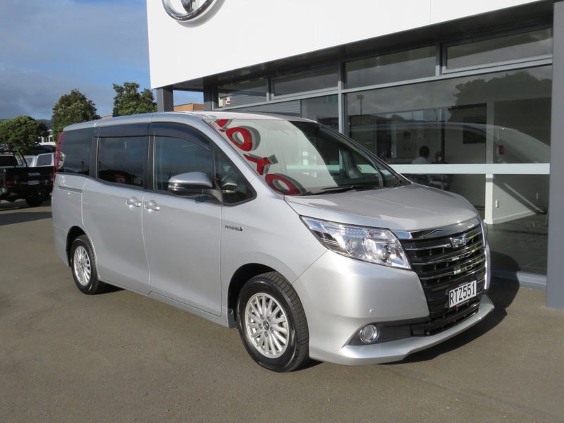 2017 Toyota Noah Hybrid G image 2