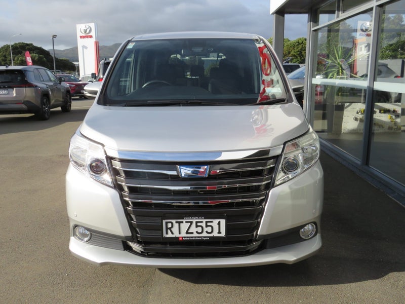 2017 Toyota Noah Hybrid G image 3
