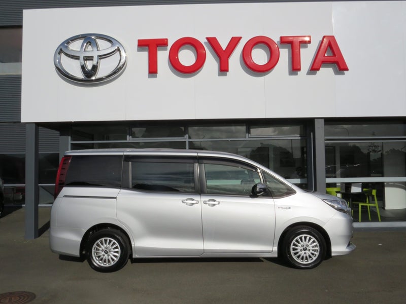 2017 Toyota Noah Hybrid G image 4
