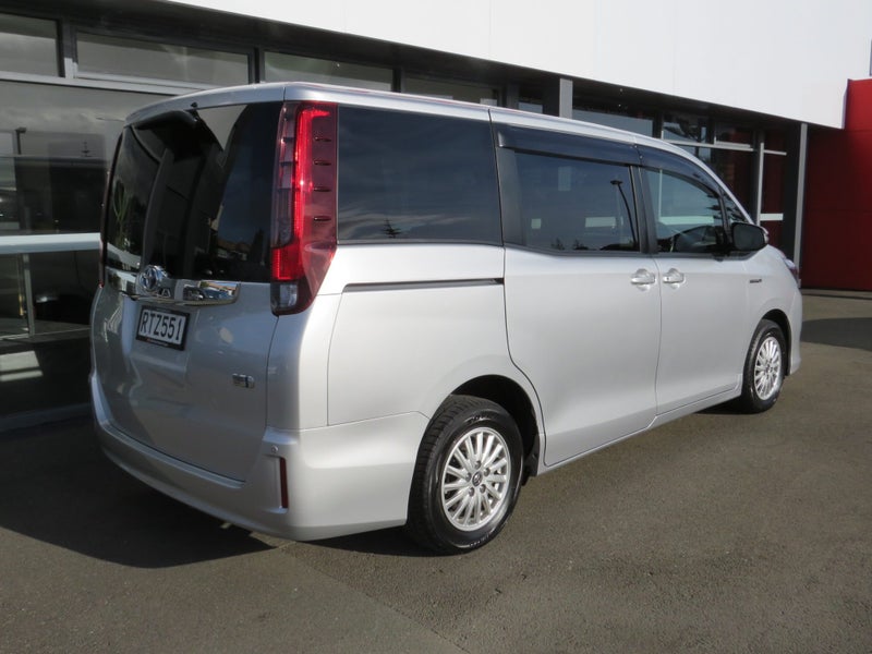 2017 Toyota Noah Hybrid G image 5